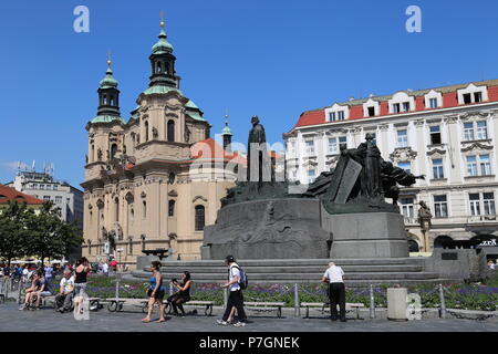 St. Nikolaus Kathedrale und Jan Hus Denkmal, Old Town Square (Nordseite), Staré Město (Altstadt), Prag, Tschechien (Tschechische Republik), Europa Stockfoto
