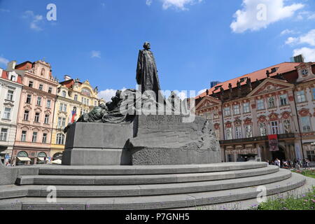 Jan Hus Denkmal und Kinský Palast, Old Town Square (nordostecke), Staré Město (Altstadt), Prag, Tschechien (Tschechische Republik), Europa Stockfoto