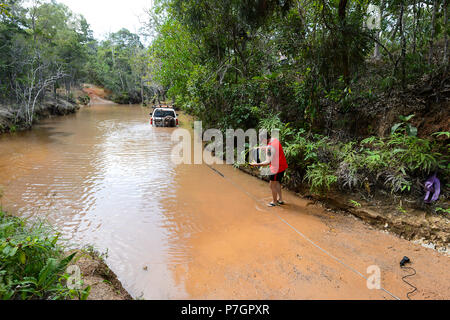 Ein 4x4 Nissan Patrol versunken auf der beliebten alten Telegraph Road (OTT), mit einer Seilwinde gerettet, Scrubby Creek, Cape York Halbinsel, Queensland, Australien Stockfoto