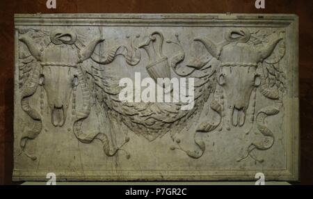 Römische Kunst. Dekorative Platte. Opferblut Stier Schädel, Vase und Girlanden. Frühen 1. Jahrhundert n. Chr. Relief. Marmor. Die Eremitage. Sankt Petersburg. Russland. Stockfoto