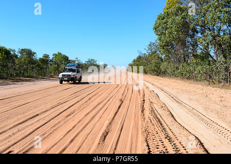 4x4 Toyota fahren auf dem entfernten Halbinsel Entwicklung Straße (PDR), Cape York Halbinsel, Far North Queensland, FNQ, QLD, Australien Stockfoto