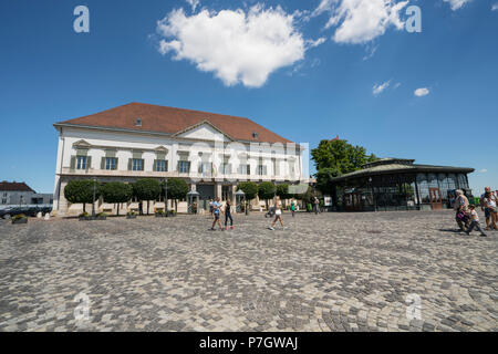 Ein Blick auf die Wachen vor theSandor Palace in Budapest, Ungarn Stockfoto