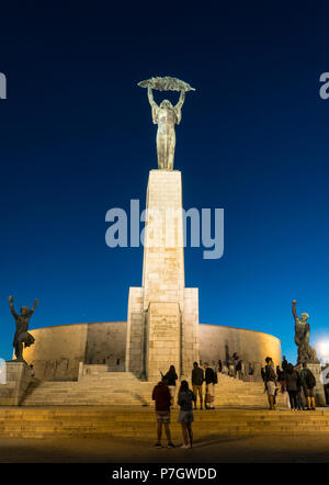 Sicht in der Dämmerung der Befreiung Denkmal auf Jubilee Park Hill in Budapest, Ungarn Stockfoto