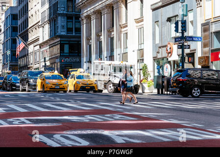 New York City, USA - 20. Juni 2018: Überqueren von Fifth Avenue mit gelben Taxis auf Hintergrund Stockfoto