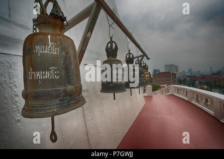 Die Glocken im Innenhof des Wat Saket Tempel in Bangkok, Thailand Stockfoto