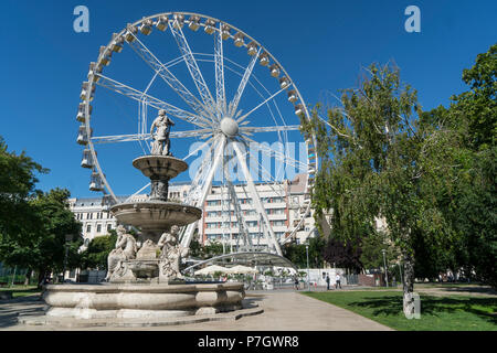 Blick auf das Riesenrad in Erzsébet-platz in Budapest, Ungarn Stockfoto