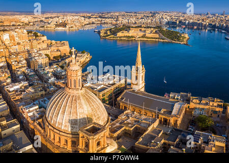 Valletta, Malta - Luftbild Unserer Lieben Frau auf dem Berg Karmel Kirche, St. Paul's Cathedral und die Insel Manoel bei Sonnenaufgang Stockfoto