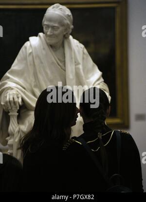 Junger Blick auf eine Statue von Voltaire (1694-1778). Die Eremitage. Sankt Petersburg. Russland. Stockfoto