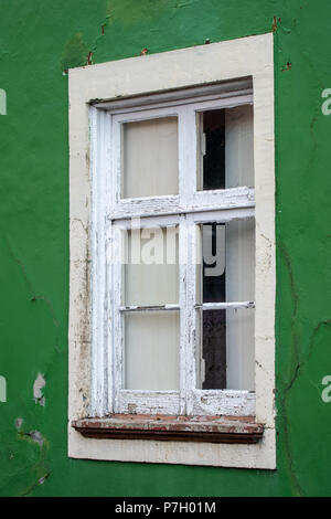 Alte kaputte Fenster auf grüne Wand Stockfoto