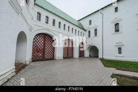 Wladimir, Russland - 18.Oktober 2016. Innenraum der Orthodoxen Kirche in Wladimir, Russland. Susdal ist ein Teil der Golden Ring Cluster der antiken Städte. Stockfoto