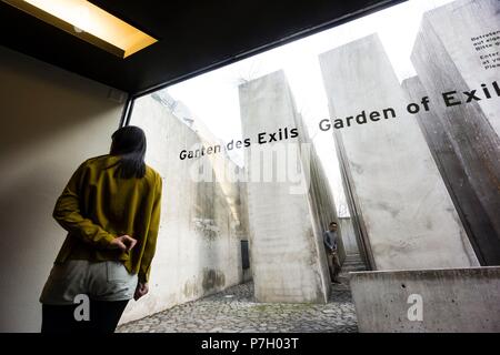 Jardín del Exilio, Jardin Josef Hoffmann, Museo Judío de Berlín, diseñado por el Arquitecto polaco Daniel Libeskinds, Berlin, Alemania, Europa. Stockfoto