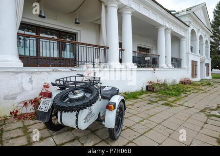 Wladimir, Russland - 18.Oktober 2016. Dreirad Motorrad in Wladimir, Russland. Susdal ist ein Teil der Golden Ring Cluster der antiken Städte. Stockfoto