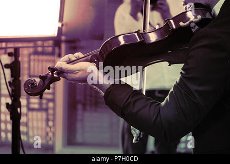 Vintage Blue Theme, Violine player vorbereiten Violine an Hand für Musik Instrument. Stockfoto