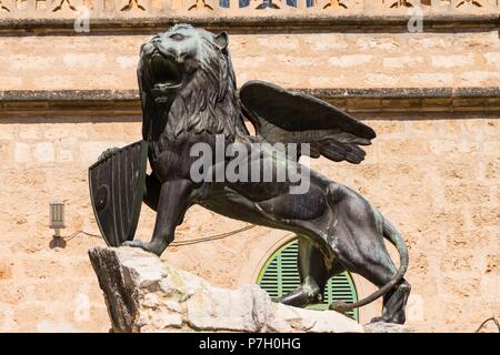 "El León"; escultura de Cobre del año 1945, un-león con Alas, símbolo del evangelista San Marcos, que aguanta El Escudo de Sineu Sineu, Mallorca, Balearen, Spanien, Europa. Stockfoto