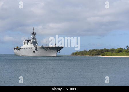 180626-N-KR 702-0042 Pearl Harbor (26. Juni 2018) Japan Maritime Verteidigung-kraft Zerstörer Hubschrauber Schiff JS Ise (DDH182) kommt beim Joint Base Pearl Harbor-Hickam in Vorbereitung für Rim der Pazifik (Rimpac) Übung. 26 Nationen, mehr als 45 Schiffe und u-Boote, etwa 200 Flugzeugen und 25.000 Angestellte beteiligen sich an Rimpac vom 27. Juni bis 2. August in und um die hawaiischen Inseln und Südkalifornien. Die weltweit größte internationale maritime Übung RIMPAC bietet eine einzigartige Ausbildung während der Förderung und Erhaltung der kooperativen Beziehungen zwischen den Teilnehmern Stockfoto