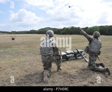 Staff Sgt. Sidney Norman, Army Medical Abt. Zentrum und Schule, wirft eine simulierte Handgranate, während ein kampftraining Lane während der 2018 U.S. Army Medical Befehl besten Krieger Wettbewerb im Camp Bullis, Texas, 26. Juni 2018 abschließen. Das BWC ist eine jährliche einwöchige Veranstaltung Soldaten auf Ihre körperlichen und geistigen Fähigkeiten. Die top NCO und Soldat wird weiter in der Armee zu konkurrieren - breite BWC am Fort A.P. Hill, Virginia (USA Armee Foto von Courtney Dock) Stockfoto