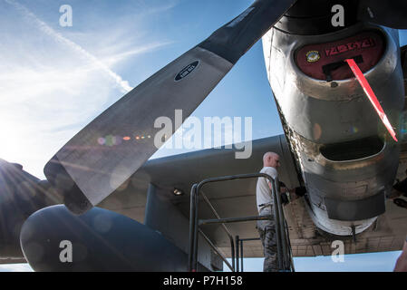 Älterer Flieger Tim Johnson und Senior Airman Hunter Mitchell, Aerospace Propulsion Specialist, 179Th Airlift Wing Instandhaltungsgruppe, wertet ein Motor der C-130H Hercules, während es am 26. Juni 2018, an der 179th Airlift Wing, Mansfield, Ohio. Die Diagnose muss der Motor laufen, damit der Flieger, die Ursache für dieses besondere Problem ordnungsgemäß zu identifizieren und ist auch mit dem Flugzeug Mechanik bekannt als "eine auf dem Stand". (U.S. Air National Guard Foto von Kapitän Paul Stennet/Freigegeben) Stockfoto