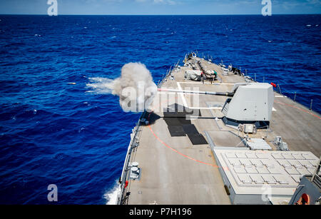 180626-N-LI 768-1108 PAZIFISCHER OZEAN (26. Juni 2018) - Die geführte Anti-raketen-Zerstörer USS Dewey (DDG105) Brände 45 5 MK-inch Gun während einer Live-fire Übung während der Durchfahrt der Pazifische Ozean. Dewey ist unterwegs in den USA 3 Flotte Bereich der Operationen. (U.S. Marine Foto von Mass Communication Specialist 2. Klasse Devin M. Langer/Freigegeben) Stockfoto