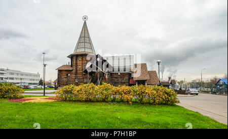 Moskau, Russland - 19 Okt, 2016. Eine alte Holzkirche in der Nähe der kulturellen Zentrum von Izmailovo in Moskau, Russland. Stockfoto