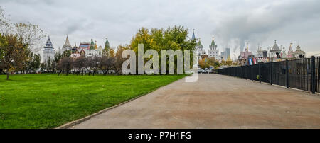 Moskau, Russland - 19 Okt, 2016. Blick auf das kulturelle Zentrum von Izmailovo mit Garten in Moskau, Russland. Stockfoto