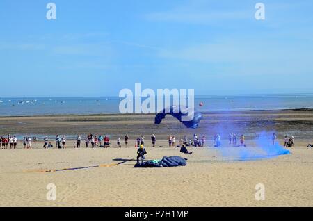 Mitglieder des Tiger Fallschirm Display Team Landung am Strand von Swansea Wales Airshow die Bucht von Swansea Wales Cymry UK Stockfoto