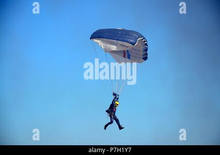 Mitglied der Tiger Fallschirm Display Team in der Luft im Wales Airshow die Bucht von Swansea Wales Cymru GROSSBRITANNIEN Stockfoto