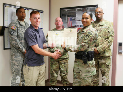 Spc. Karima Liburd, Virgin Islands National Guard seiner 661 Militär Polizei Recht und Ordnung Loslösung, erhält Ihr Zertifikat von Staff Sgt. Patrick Sanders, Ft. Polk 91st militärischen Polizeiaufgebot, für den Abschluss einer mechanischen Steuerung hält (MACH) und Oleoresin capsicum (OC) Spritz- und X26-Serie taser Kurs als Teil des jährlichen Trainings an ft. Polk, LA, 26. Juni 2018. Dieses Training erneut und setzen die Mitglieder der seiner 661 Militär Polizei Recht und Ordnung Loslösung militärischer berufliche Spezialität zu verwenden. (U.S. Army National Guard Foto von Armee Sgt. Priscilla Desormeaux/Freigegeben) (Foto zuschneiden Stockfoto