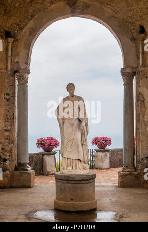 Schöne Statue in der Villa Cimbrone, Ravello, Amalfi, Kampanien, Italien Stockfoto