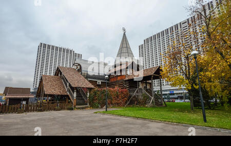 Moskau, Russland - 19 Okt, 2016. Eine alte Holzkirche in der Nähe der kulturellen Zentrum von Izmailovo in Moskau, Russland. Stockfoto