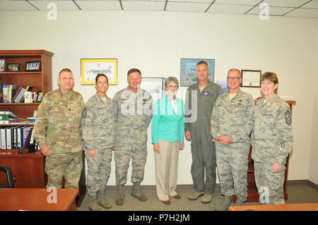 Führungskräfte der South Dakota Nationalgarde hatten die einmalige Gelegenheit, mit dem Herrn Abgeordneten Heather Wilson, Sekretär der Air Force zu treffen, an der Joe Foss Field, 26. Juni (U.S. Air National Guard Foto von Master Sgt. Christopher Stewart) Stockfoto