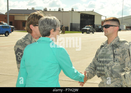 Staff Sgt. Cole Johnson, 114 Sicherheitskräfte Squadron, hat die Möglichkeit, die Hände zu schütteln und mit dem Herrn Abgeordneten Heather Wilson, Sekretär der Luftwaffe, an der Joe Foss Field 26. Juni sprechen. Die Luftstreitkräfte zwei obersten Prioritäten, nach Wilson, sind Bereitschaft und Modernisierung. Die 114 Fighter Wing verkörpert diese Ziele. (U.S. Air National Guard Foto von Master Sgt. Christopher Stewart) Stockfoto