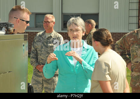 Der Herr Abgeordnete Heather Wilson, Sekretär der Air Force, spricht von Die 114 Fighter Wing bei einem jüngsten Besuch in Joe Foss Field, S.D., 26. Juni zum Flieger. Einheit Mitglieder gab der Minister einen Rundgang durch ihre Mobilität für eine bevorstehende Bereitstellung. (U.S. Air National Guard Foto von Master Sgt. Christopher Stewart) Stockfoto