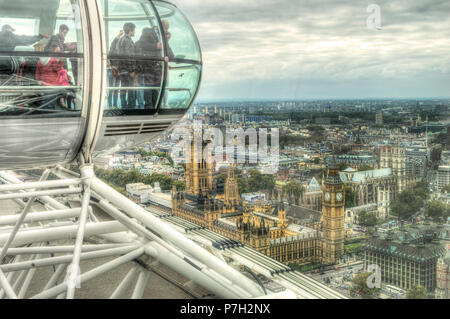 LONDON, Großbritannien - 26 Oktober, 2014 - London Panoramablick (Westminster, Big Ben, Westmister Abbey, Green Park, Battersea Power Station) aus einem London Eye Stockfoto