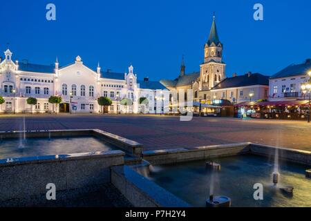 Iglesia franciscana y antiguo Ayuntamiento, Plaza del Mercado, Sanok, Voivodato de Subcarpacia, Polonia, Osteuropa. Stockfoto