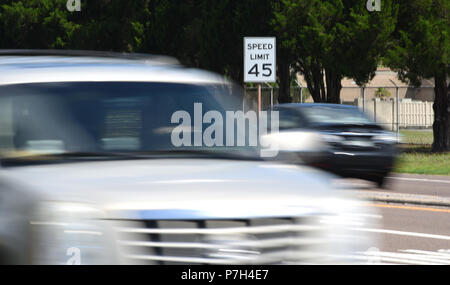 45 mph Zeichen steht für Reisende der Höchstgeschwindigkeit auf einem Patch von Highway 98 außerhalb der Tyndall Air Force Base, Fla., 28. Juni 2018 informieren. Ab dem 29. Juni, die Geschwindigkeitsbegrenzung auf 50 km/h in den ausgewiesenen Bereichen. Außerdem gibt es eine Schule ausserhalb von Tyndall Elementare, die Zone mit blinkenden Lichtern, um die Zone zu zeigen und die Höchstgeschwindigkeit von 35 mph zu informieren. (U.S. Air Force Foto von Airman 1st Class Salomo Cook/Freigegeben) Stockfoto