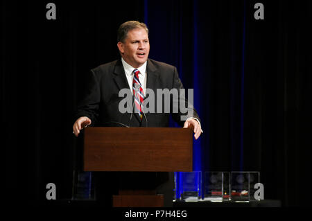 180629-N-PO 203-0003 WASHINGTON (Jun. 29, 2018) James F. Geurts, Assistant Secretary der Marine für Forschung, Entwicklung und Akquisition, bietet während der Eröffnung 2017 Dr. Dolores M. Etter Top Wissenschaftler und Ingenieure Preisverleihung im Pentagon statt. (U.S. Marine Foto von John F. Williams/Freigegeben) Stockfoto