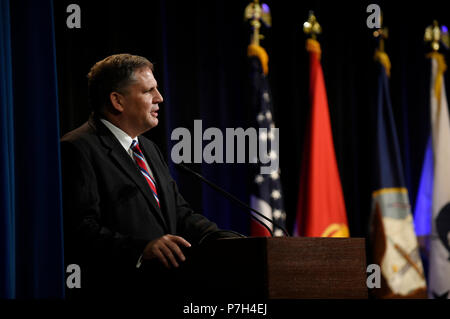 180629-N-PO 203-0033 WASHINGTON (Jun. 29, 2018) James F. Geurts, Assistant Secretary der Marine für Forschung, Entwicklung und Akquisition, bietet während der Eröffnung 2017 Dr. Dolores M. Etter Top Wissenschaftler und Ingenieure Preisverleihung im Pentagon statt. (U.S. Marine Foto von John F. Williams/Freigegeben) Stockfoto