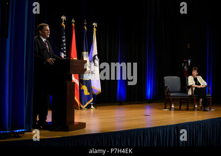 180629-N-PO 203-0034 WASHINGTON (Jun. 29, 2018) James F. Geurts, Assistant Secretary der Marine für Forschung, Entwicklung und Akquisition, bietet während der Eröffnung 2017 Dr. Dolores M. Etter Top Wissenschaftler und Ingenieure Preisverleihung im Pentagon statt. (U.S. Marine Foto von John F. Williams/Freigegeben) Stockfoto