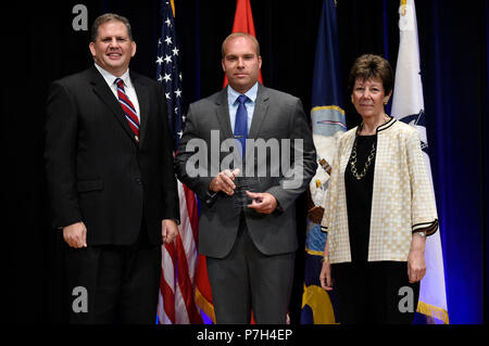 180629-N-PO 203-0074 WASHINGTON (Jun. 29, 2018) James F. Geurts, Assistant Secretary der Marine für Forschung, Entwicklung und Akquisition (ASN (RD&A)), verbindet Dr. Dolores M. Etter, ehemalige (ASN (RD&A)) und aktuelle Professor Emeritus, Southern Methodist University, da Sie die 2017 Dr. Dolores M. Etter Top Wissenschaftler und Ingenieure Award für aufstrebende Ingenieur Forscher um Dr. Nicholas Johnson, spawar Systems Center Pazifik, während einer Zeremonie im Pentagon präsentieren. (U.S. Marine Foto von John F. Williams/Freigegeben) Stockfoto