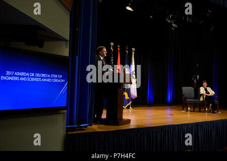 180629-N-PO 203-0201 WASHINGTON (Jun. 29, 2018) James F. Geurts, Assistant Secretary der Marine für Forschung, Entwicklung und Akquisition (ASN (RD&A)), wird von Dr. Dolores M. Etter beigetreten, rechts, ehemalige (ASN (RD&A)) und aktuelle Professor Emeritus, Southern Methodist University, als er bietet einleitenden Bemerkungen während der 2017 Dr. Dolores M. Etter Top Wissenschaftler und Ingenieure Preisverleihung auf das Pentagon. (U.S. Marine Foto von John F. Williams/Freigegeben) Stockfoto