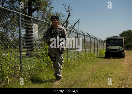 Airman 1st Class Christian Torres, 71st Security Forces Squadron, führt einen Perimeter prüfen, Juni 28, 2018, Vance Air Force Base, Okla. Ein Perimeter prüfen ist eine der vielen Maßnahmen der Sicherheitskräfte nimmt, damit die Basis sicher befestigt ist. (U.S. Air Force Foto von Airman Zachary Heilen) Stockfoto