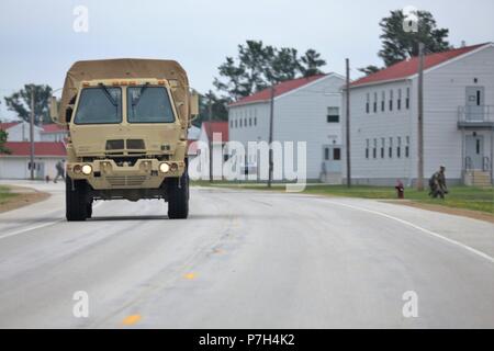 Soldaten betreiben ein Fahrzeug auf der cantonment Bereich während der 86th Division Combat Support Training Training (CSTX) 86-18-04 am 26. Juni 2018, am Fort McCoy, Wis mehr als 6.000 Soldaten aus den gesamten Vereinigten Staaten Ausbildung in der Übung werden, entsprechend der 86 th. Die Übung ist Teil der Armee finden Combat Support Training Programm, oder Cstp. CSTP Übungen sind groß angelegte, kollektiv-Training übungen Einheiten in taktische Ausbildung Umgebungen, die eng replizieren, was Sie in der operativen Bereitstellungen erfahren könnte zu tauchen. Die 86. Der Bereich ist ein Te Stockfoto