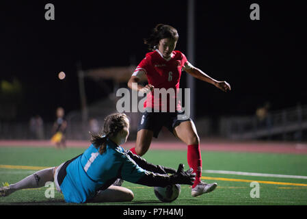 FORT BLISS, Texas - Cadet Tan Shan von China Auseinandersetzungen mit Kanada Torhüter lt Alex Hogg, wie sie in Fort Bliss 28. Juni an der Conseil International du Sport Militaire (CISM) Weltweit militärische Frauen Fußball-Europameisterschaft 2018 beworben. Internationale militärische Teams quadrierten weg die besten Frauen Fußball-Spieler schließlich Krone unter den internationalen Militärs teilnehmen. Us Navy Foto von Mass Communication Specialist 3. Klasse Camille Miller (freigegeben) Stockfoto