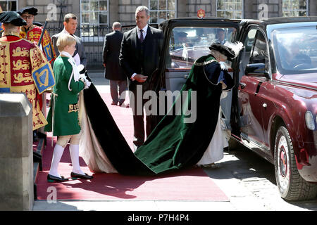 Queen Elizabeth II fährt aus der Reihenfolge der Thistle Service bei St Giles' Cathedral in Edinburgh. Stockfoto