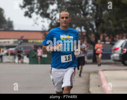 Oberstleutnant Michael A. Spears, kommandierender Offizier der Sitz und die Hauptverwaltung Squadron, vervollständigt die zwei Meile laufen während der "Aquathon" an der Marine Corps Air Station Miramar, Calif., am 29. Juni. Hauptsitz und Zentrale Squadron bewirtete die Aquathon als Juni Warrior Challenge, ein laufen - schwimmen - laufen Team Wettbewerb zwischen Active Duty Service Mitglieder bei der MCAS Miramar. (U.S. Marine Corps Foto von Cpl. Becky Cleveland) Stockfoto