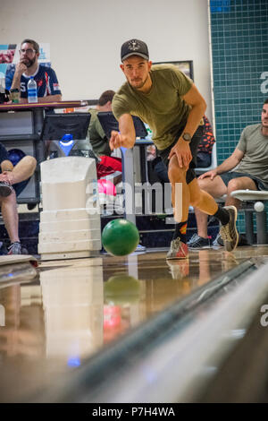 180628-N-VR 594-2044 Pearl Harbor (28. Juni 2018) Führende Seaman Damien Wallace, von Sydney, zugeordnet zu den Royal Australian Navy landing Helicopter dock Schiff HMAS Adelaide (L01), beteiligt sich an einem Bowling Turnier während der Pacific Rim (Übung RIMPAC) Juni 28. 25 Nationen, mehr als 45 Schiffe und u-Boote, etwa 200 Flugzeugen und 25.000 Angestellte beteiligen sich an Rimpac vom 27. Juni bis 2. August in und um die hawaiischen Inseln und Südkalifornien. Die weltweit größte internationale maritime Übung RIMPAC bietet eine einzigartige Ausbildung während der Förderung und Ergänzung Stockfoto