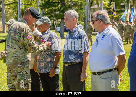 Us-Armee Oberst Sean Berg, 196Th Infantry Brigade Commander, Pins Medaillen auf Allen während der 196Th Infantry Brigade Vietnam Veterans' Anerkennung Zeremonie am Fort Shafter, HI am 29. Juni 2018 Hoe. Die Präsentation wurde im Rahmen einer offiziellen Militärische Zeremonie zum 29. Juni 2018 gemacht, das auf historischen Palm Kreis, Fort Shafter, HI. Die 196Th in Feuerwehr ist immer noch aktiv der US-Armee. Heute ist die Feuerwehr hilft finden Einheiten in Hawaii, Alaska, Guam, Amerikanisch-Samoa, Arizona und Saipan, als Training Support Brigade, Unterstützung zu finden Komponente Kräfte im gesamten pazifischen Raum bieten. (U.S. Armee Foto von Jonatha Stockfoto