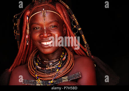 Porträt einer verheirateten Frau Himba, lächelnd, Kunene, Kaokoveld, Namibia Stockfoto