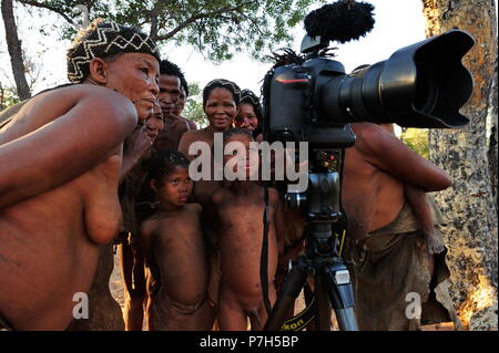 Gruppe der San, der Buschmänner Stamm, hinter der Kamera neugierig, Ju/'Hoansi-San in der Nähe von Tsumkwe, Otjozondjupa Region Stockfoto