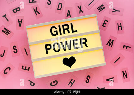 Girl Power Konzept mit Text auf Leuchtkasten Stockfoto